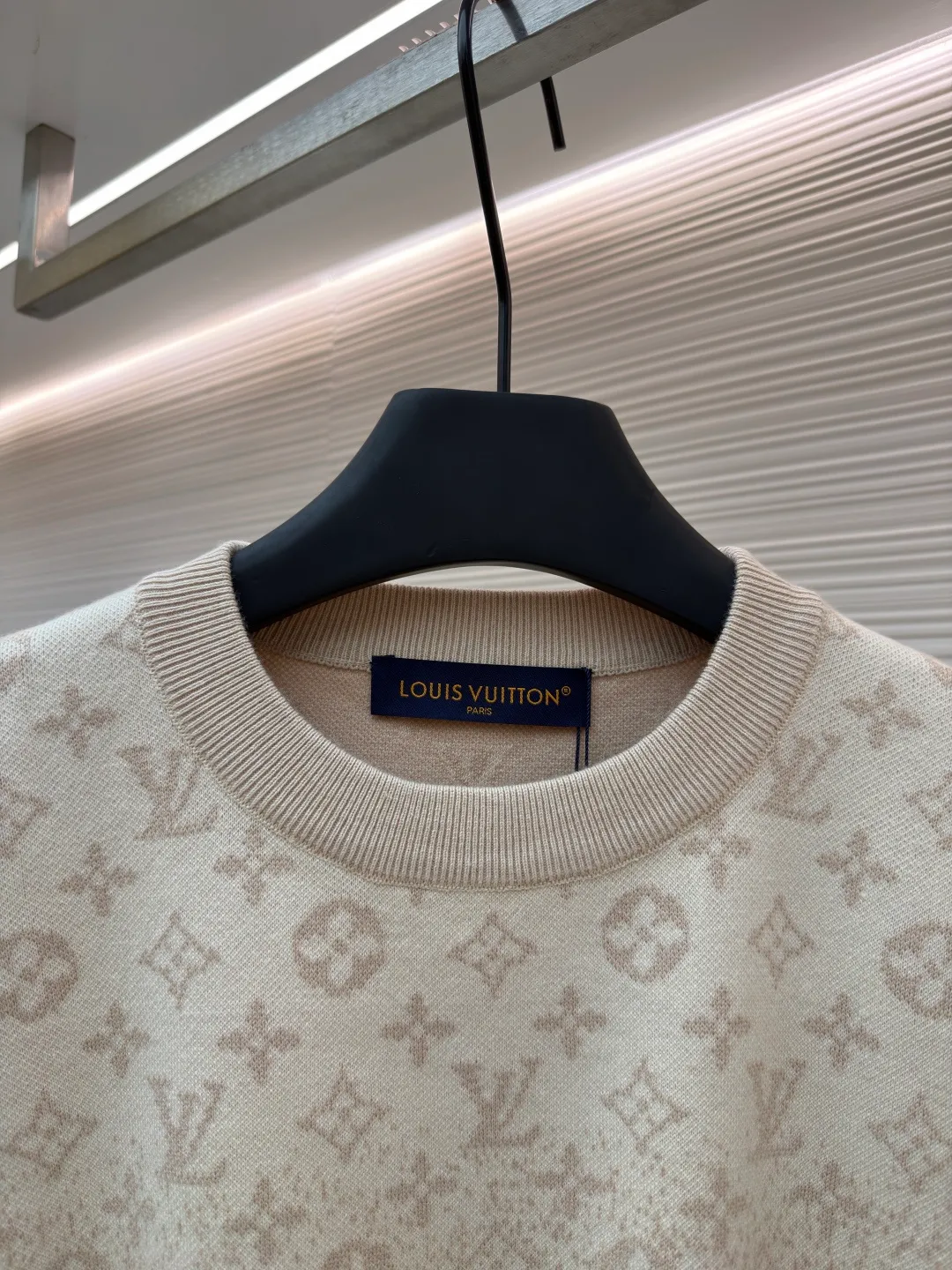 LOUIS VUITTON letter gradient jacquard sweater ●Original version: purchased and developed for 13200 ●Item number: 1682320-B65 ●Fabric: cotton fabric ●Technology: knitted jacquard production ●Color: khaki gradient ●Version: fitted version ●Weight: about 590 grams ●Size: S-M-L-XL ●Description: This Louis Vuitton beige knitted sweater is made of Australian merino wool and mulberry silk blended yarn, woven on a 24-needle precision computerized flat knitting machine. The base is a delicate jersey structure, which combines the warmth of wool with the smooth touch of silk. The body of the garment uses a combination of jacquard + gradient dyeing and finishing processes. The upper part is woven with a classic Monogram pattern using three-dimensional jacquard technology. The pattern height is accurate to 0.3 mm. The lower part uses a segmented dip-dyeing process to achieve a beige gradient effect from light to dark. The dye is a plant-based environmentally friendly dye, which is not easy to fade after color fixation. The collar, cuffs and hem are all made of double-layer ribbing technology, which is highly resistant to deformation after pre-shrunk treatment. The shoulders are seamlessly integrated to reduce friction when wearing. The overall micro-profile tailoring and side seam invisible slits ensure a crisp silhouette while increasing the freedom of movement. Each process is hand-checked by the brand to ensure the quality of details. The overall wiring is straight and delicate, the fabric is comfortable and soft, and the color is consistent without color difference. It can be matched with the same style to create a fashionable look and control various occasions. Customized accessories, complete with three standards, same style for men and women!